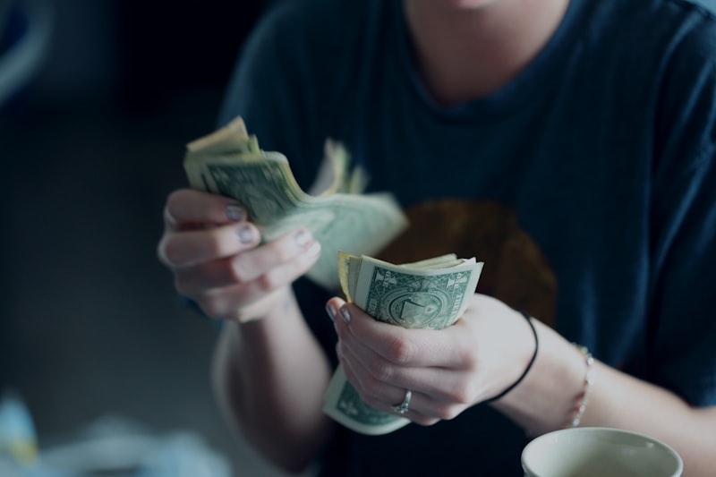 Managing payment dates by marking them on a calendar